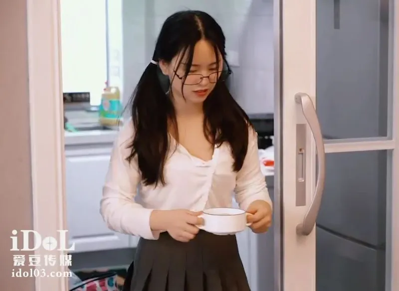 Búp bê về quê ăn tết bị bố dượng làm tình vì càng lớn càng ngon