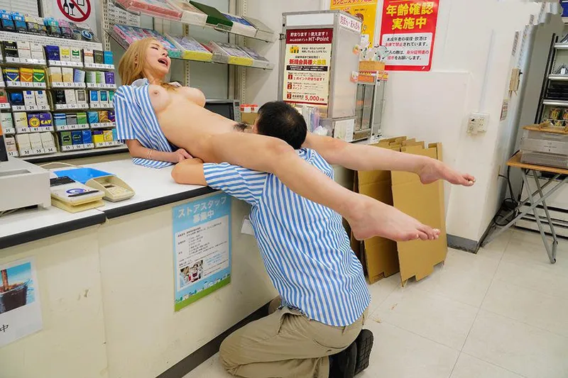 Anh cấp trên tống tình bé yêu ngổ ngáo của chủ cửa hàng tiện lợi